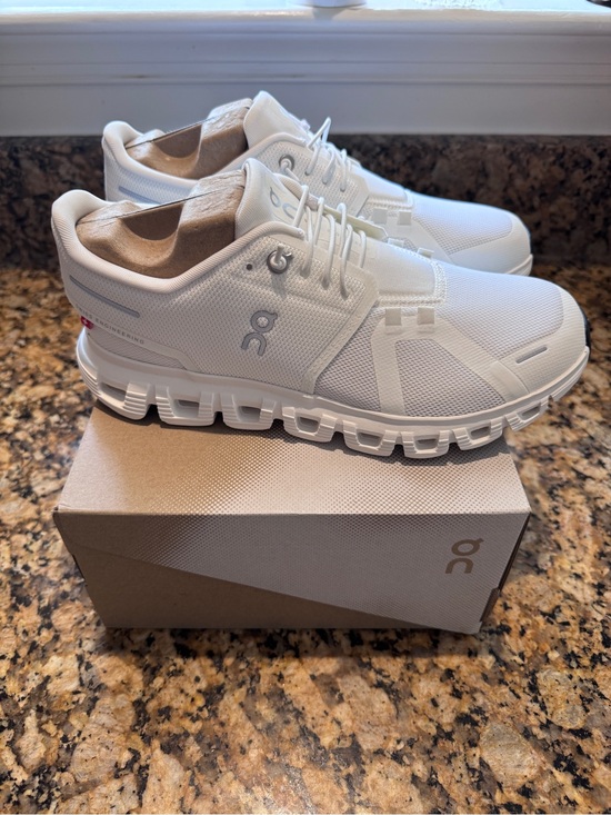 On Running Shoes - NWT On Cloud 6 Running Sneakers in White Size 10W